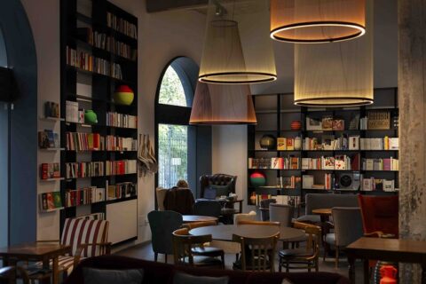 Shell, libreria & bistrot