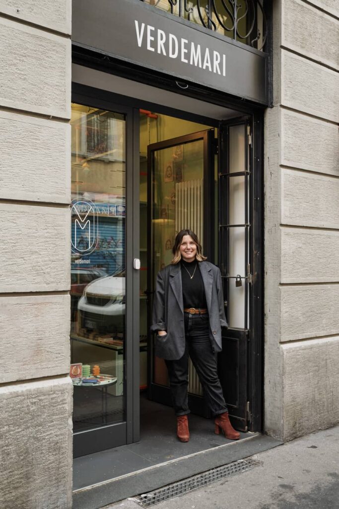 Marinella davanti a VerdeMari concept store NoLo