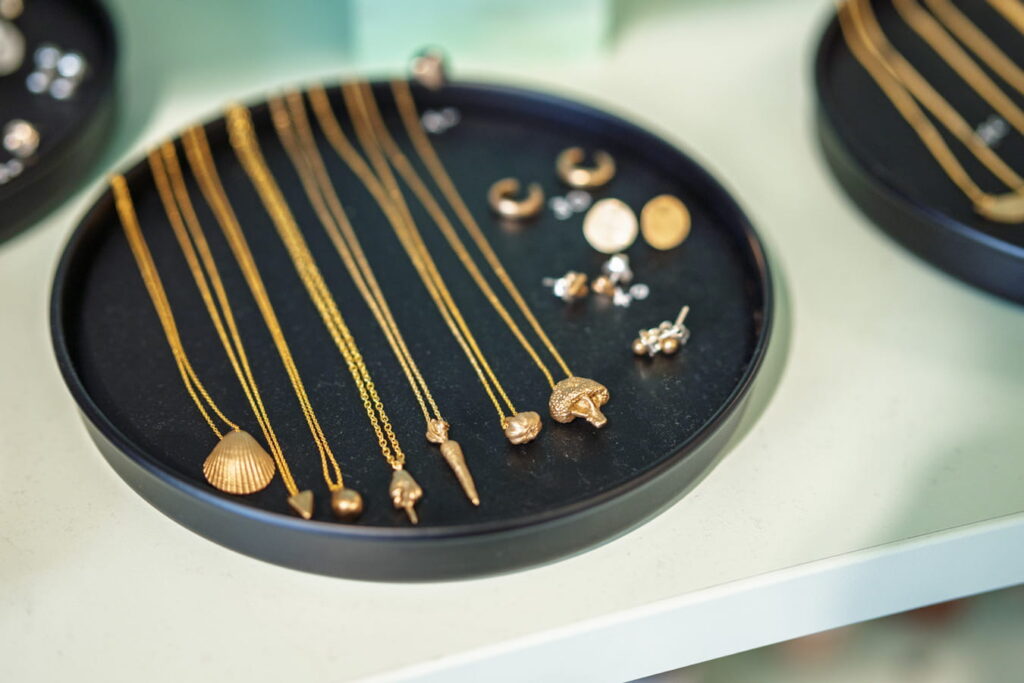 da VerdeMari concept store NoLo si comprano i gioielli di Lunifatto e di Karibu