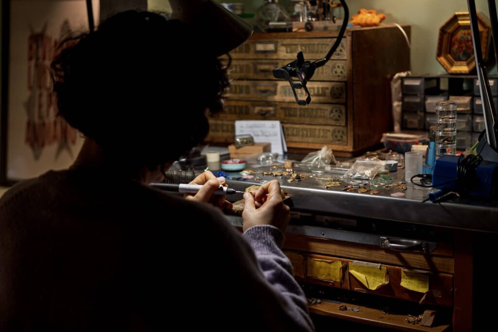 L'orafa Lucrezia al lavoro sul soppalco di VerdeMari concept store NoLo